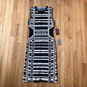 Vince Camuto body con dress